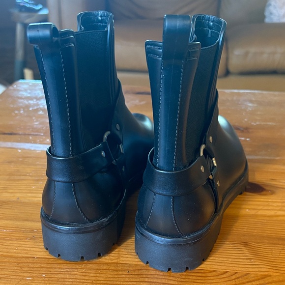 Bernardo Black rubber Ankle rain Boots with Strap and Ring Detail - Picture 5 of 10